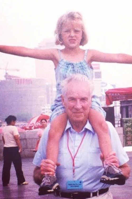 girl-and-grandfather-trip-to-china